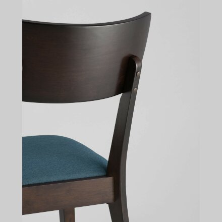 Комплект из четырех стульев Stool Group TOMAS мягкое синее сиденье деревянный каркас из массива гевеи 